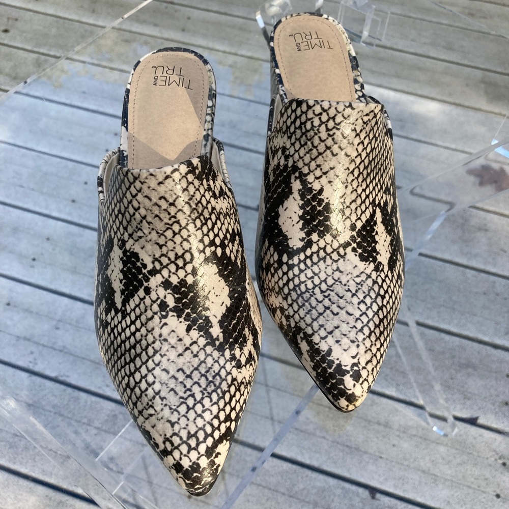 Snake skin close toe Heeled mule size 6